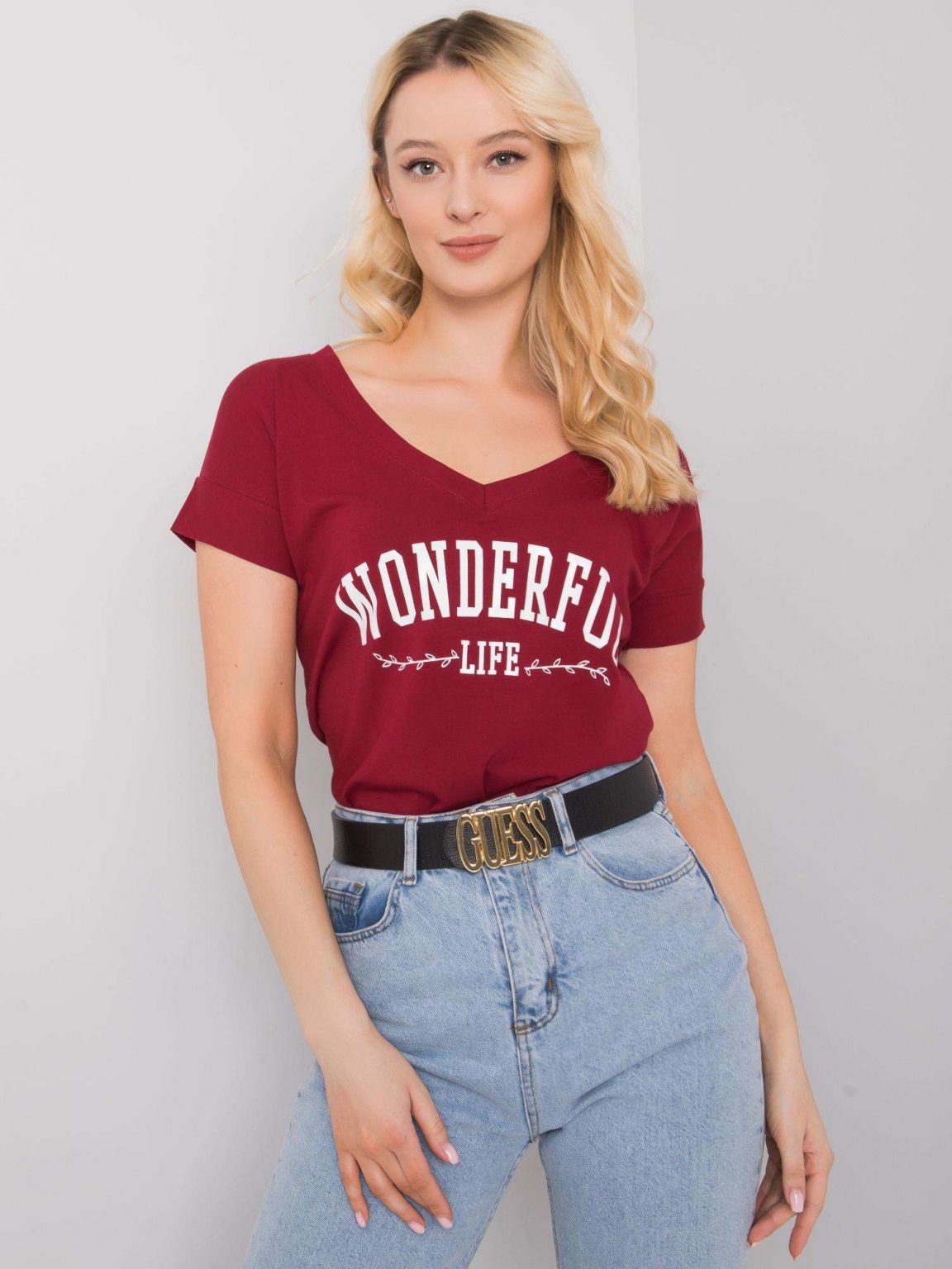 Bordowy t-shirt z napisem Leila
