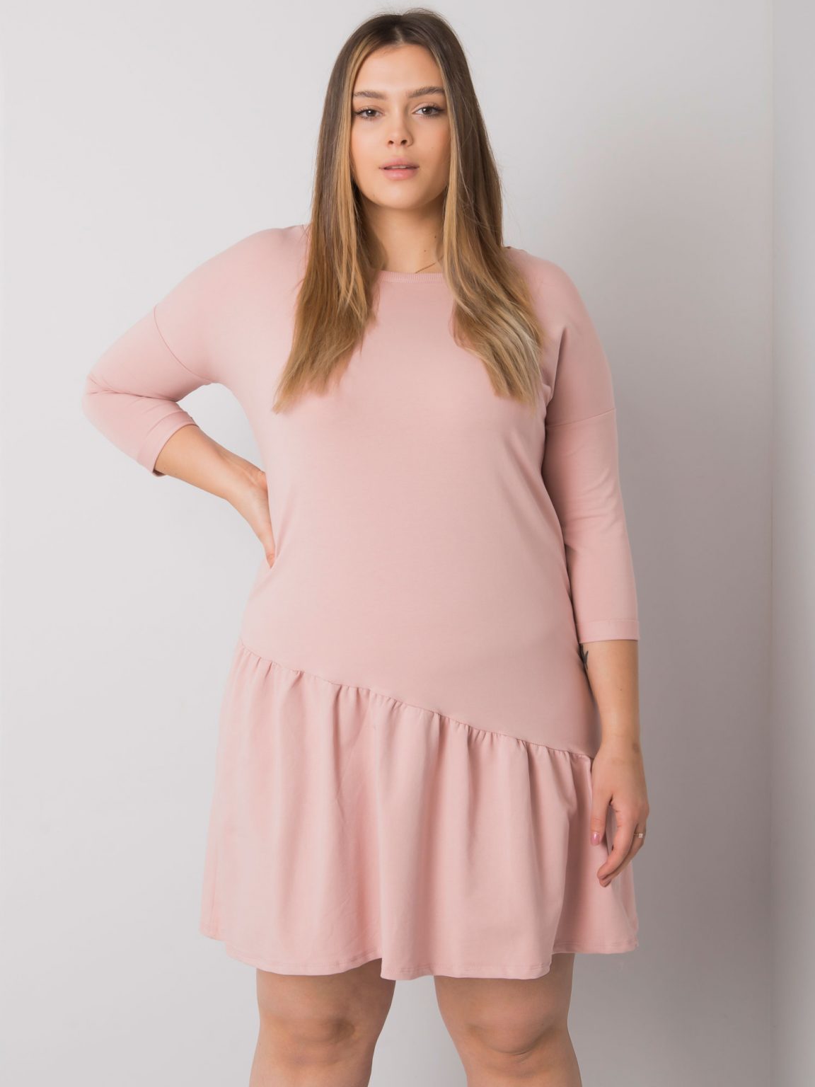 Brudnoróżowa sukienka plus size z falbaną Linda