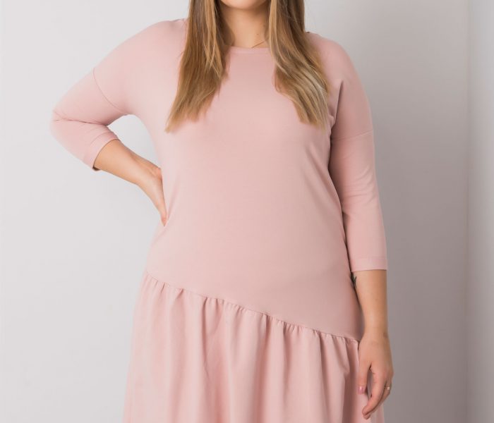 Hurtownia Brudnoróżowa sukienka plus size z falbaną Linda