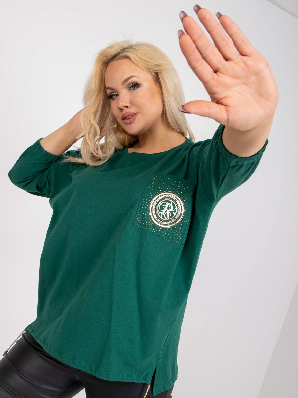 Ciemnozielona bluzka plus size ze złotą aplikacją Clementina