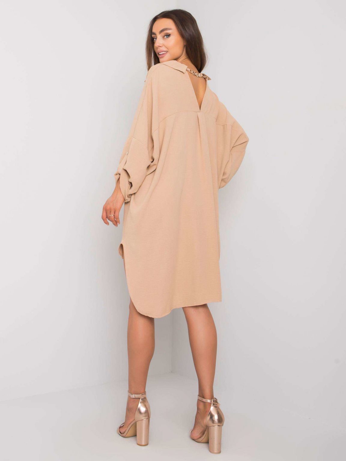 Camelowa sukienka oversize Elaria