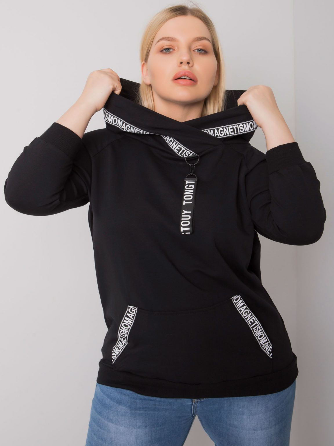 Czarna bluza z kapturem plus size Jordynn