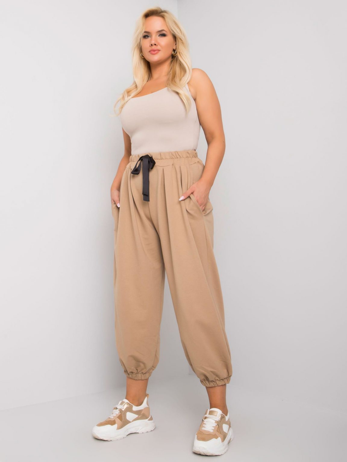 Beżowe spodnie dresowe plus size z szerokimi nogawkami Ferro