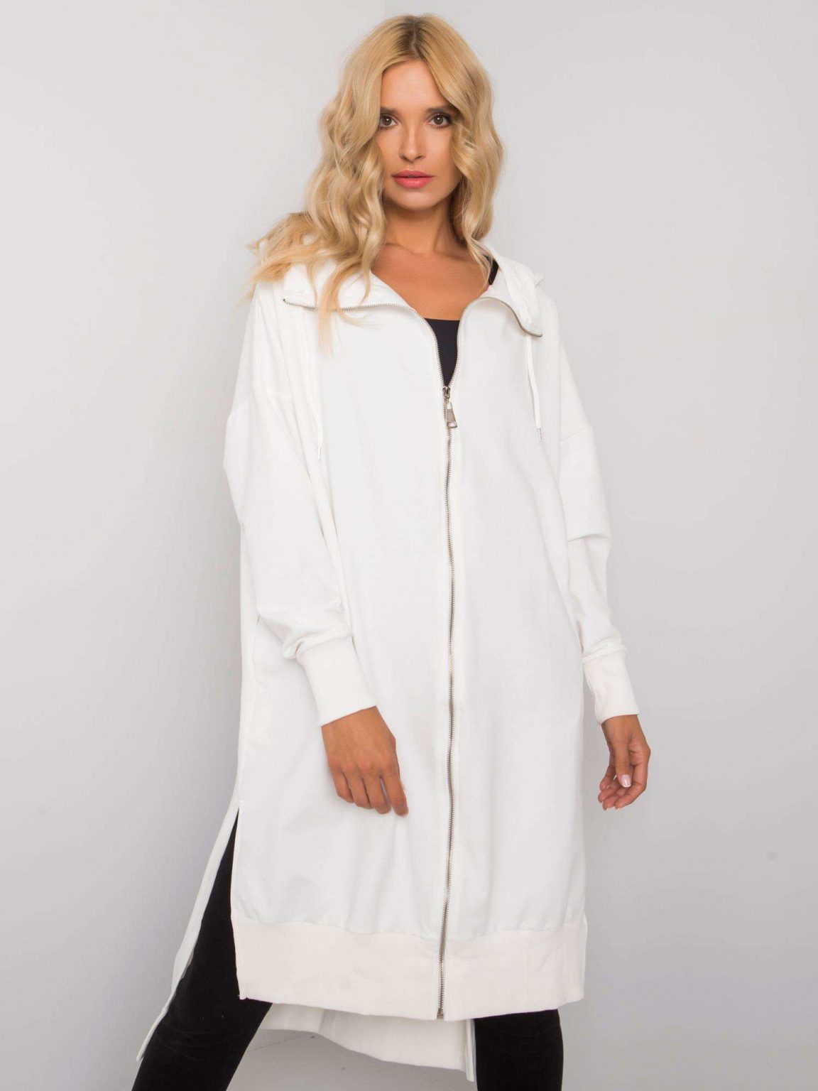 Biała długa bluza z kapturem Carlina
