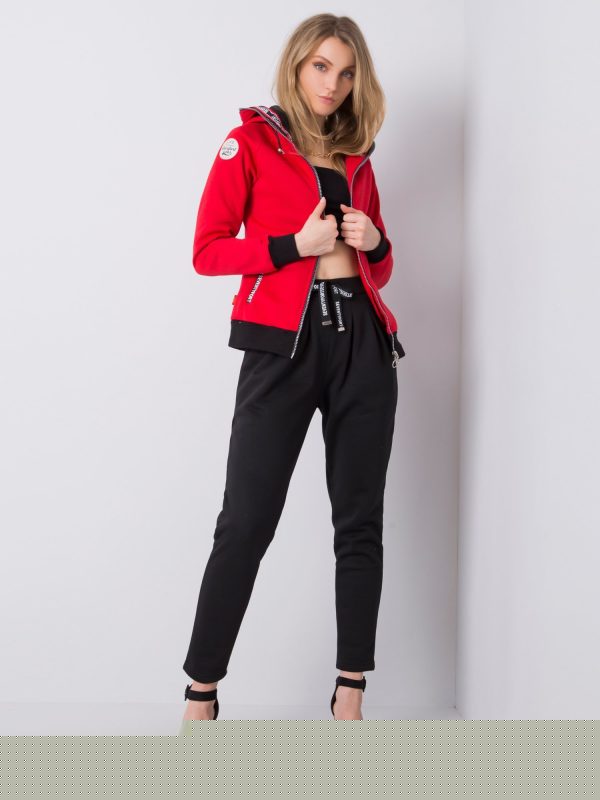 Czerwony sportowy dres z kapturem