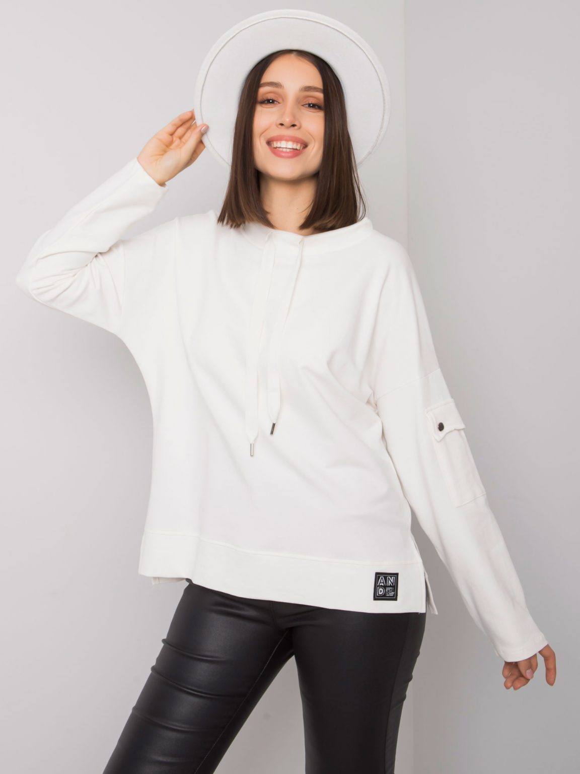 Ecru bluzka plus size z kieszenią na rękawie Lunnara