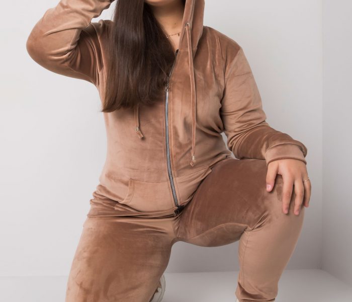 Hurtownia Ciemnobeżowy welurowy komplet plus size Michell