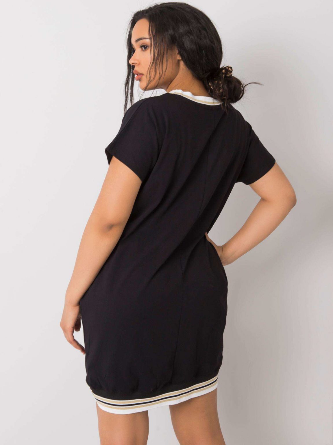 Czarna sukienka plus size z aplikacją Jadis