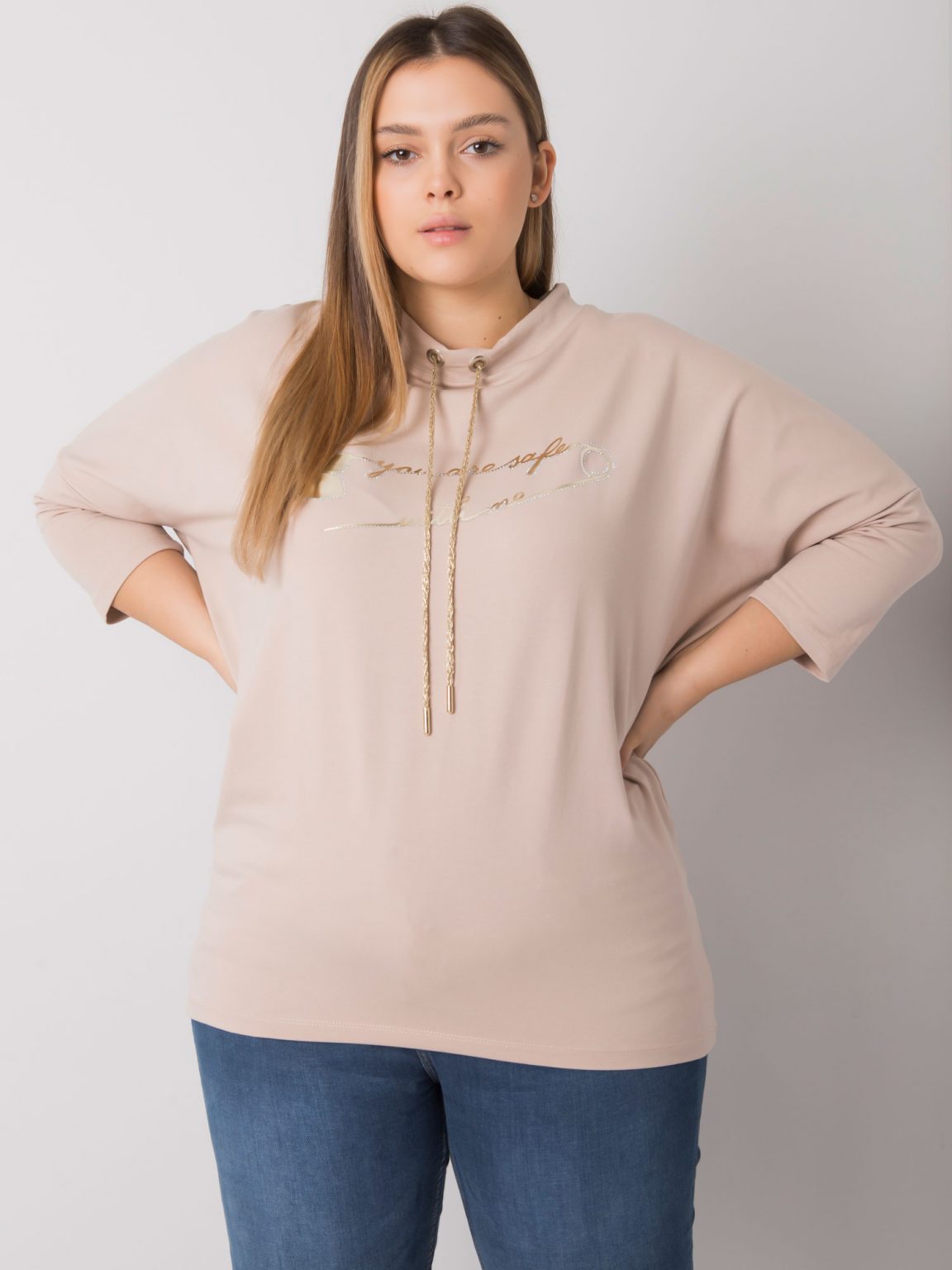 Jasnobeżowa bluzka plus size z napisem
