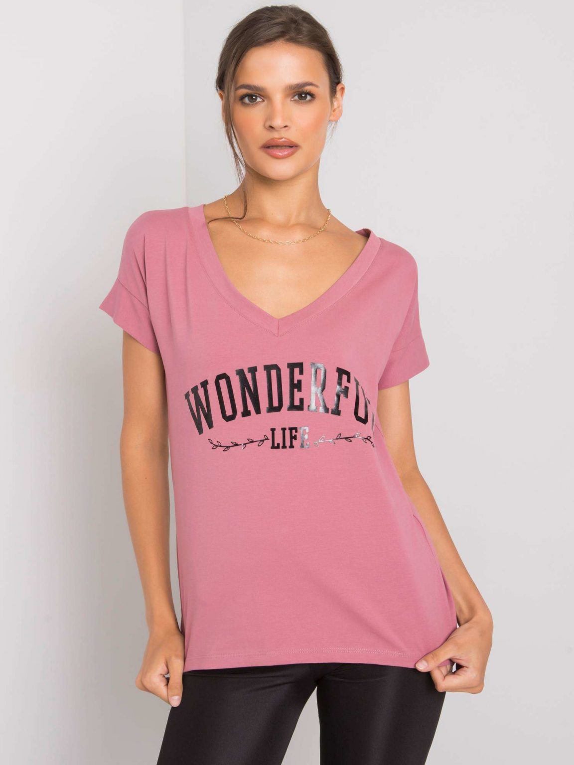 Brudnoróżowy t-shirt z napisem Leila