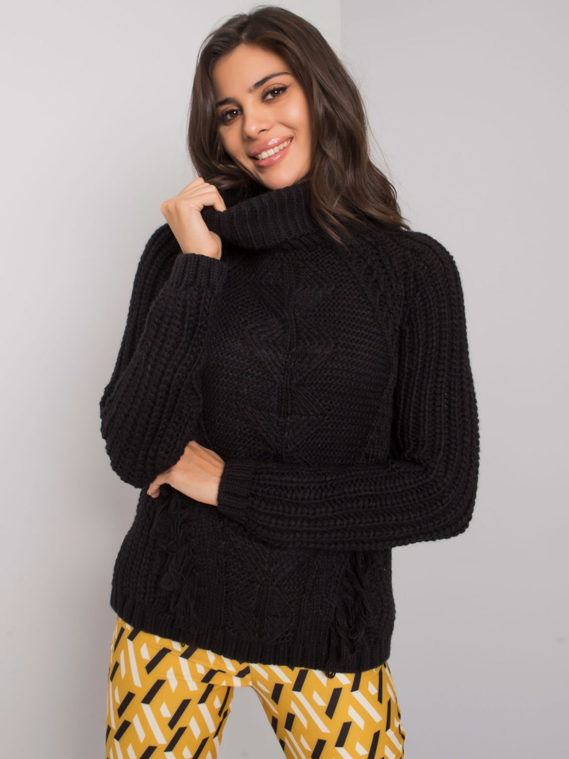 Czarny sweter damski z golfem Winchester RUE PARIS