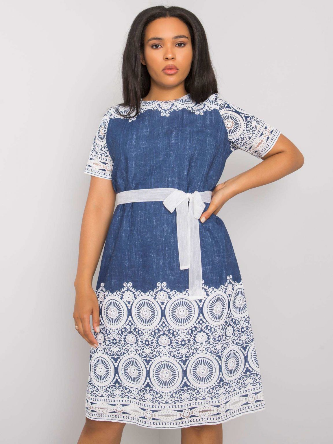Granatowa sukienka plus size z wiązaniem Agostina