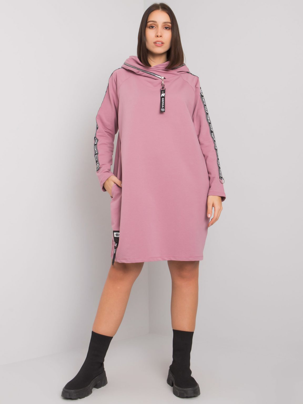 Brudnoróżowa sukienka plus size z kapturem Lorcan
