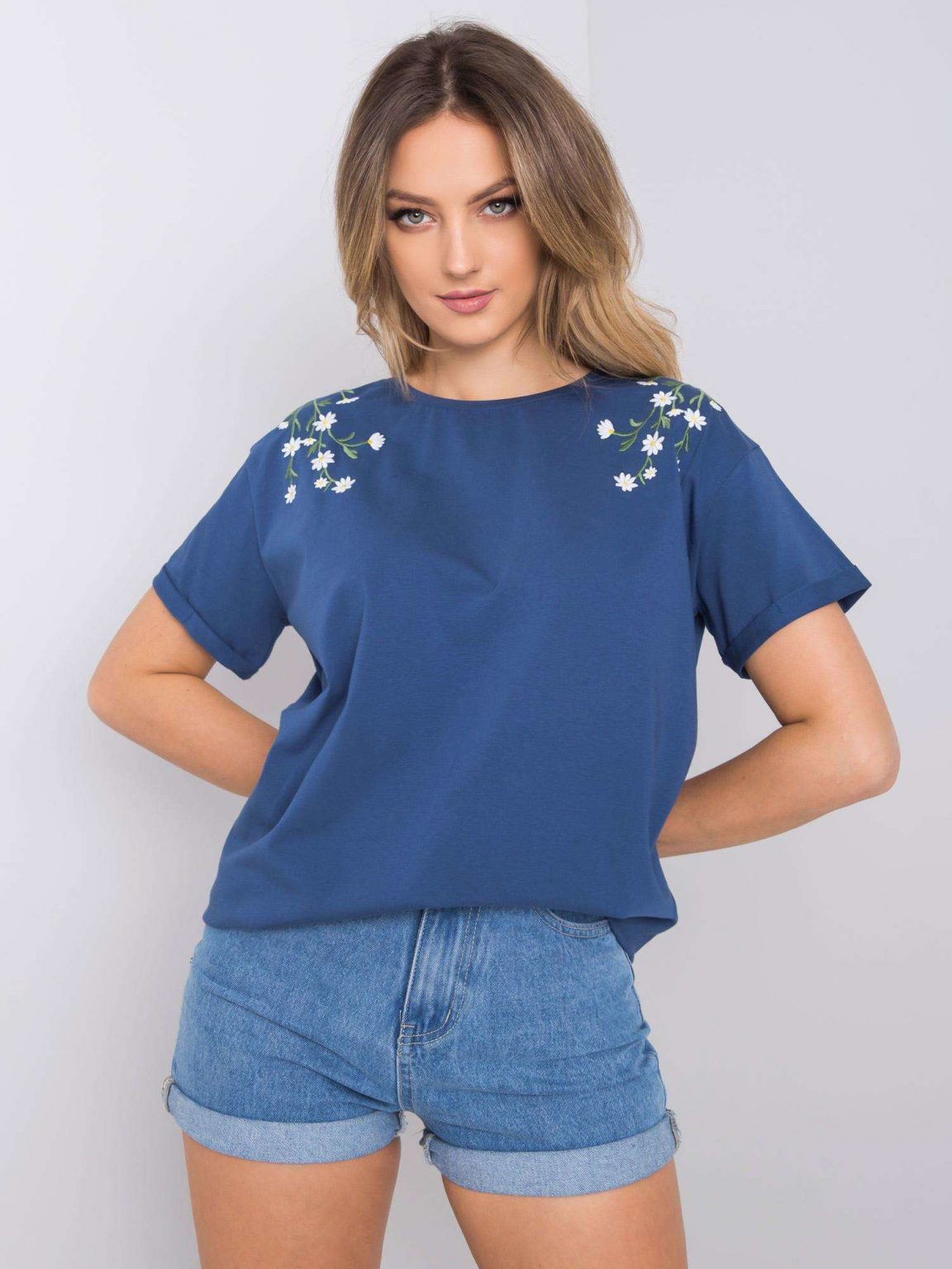 Ciemnoniebieski t-shirt z haftem Quincy