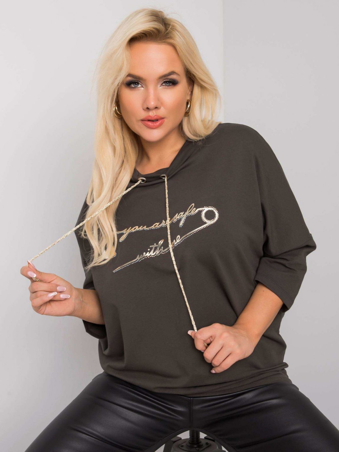 Ciemna khaki bluzka plus size z napisem Chloe