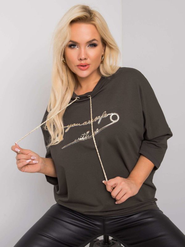 Ciemna khaki bluzka plus size z napisem Chloe