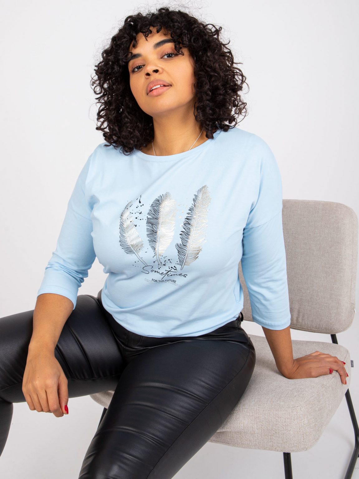 Jasnoniebieska bluzka plus size z printem Polly