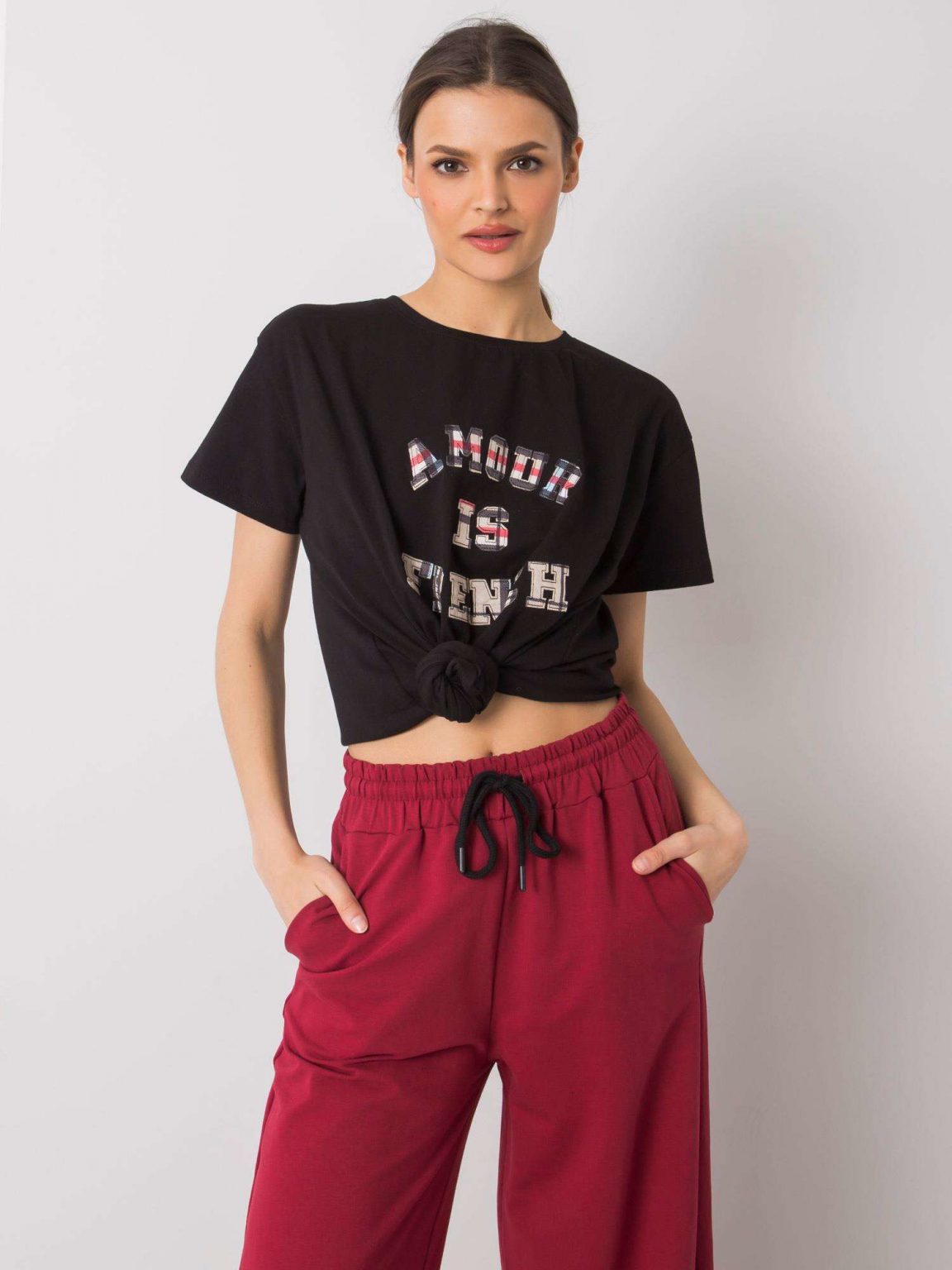Czarny t-shirt z napisem Elani