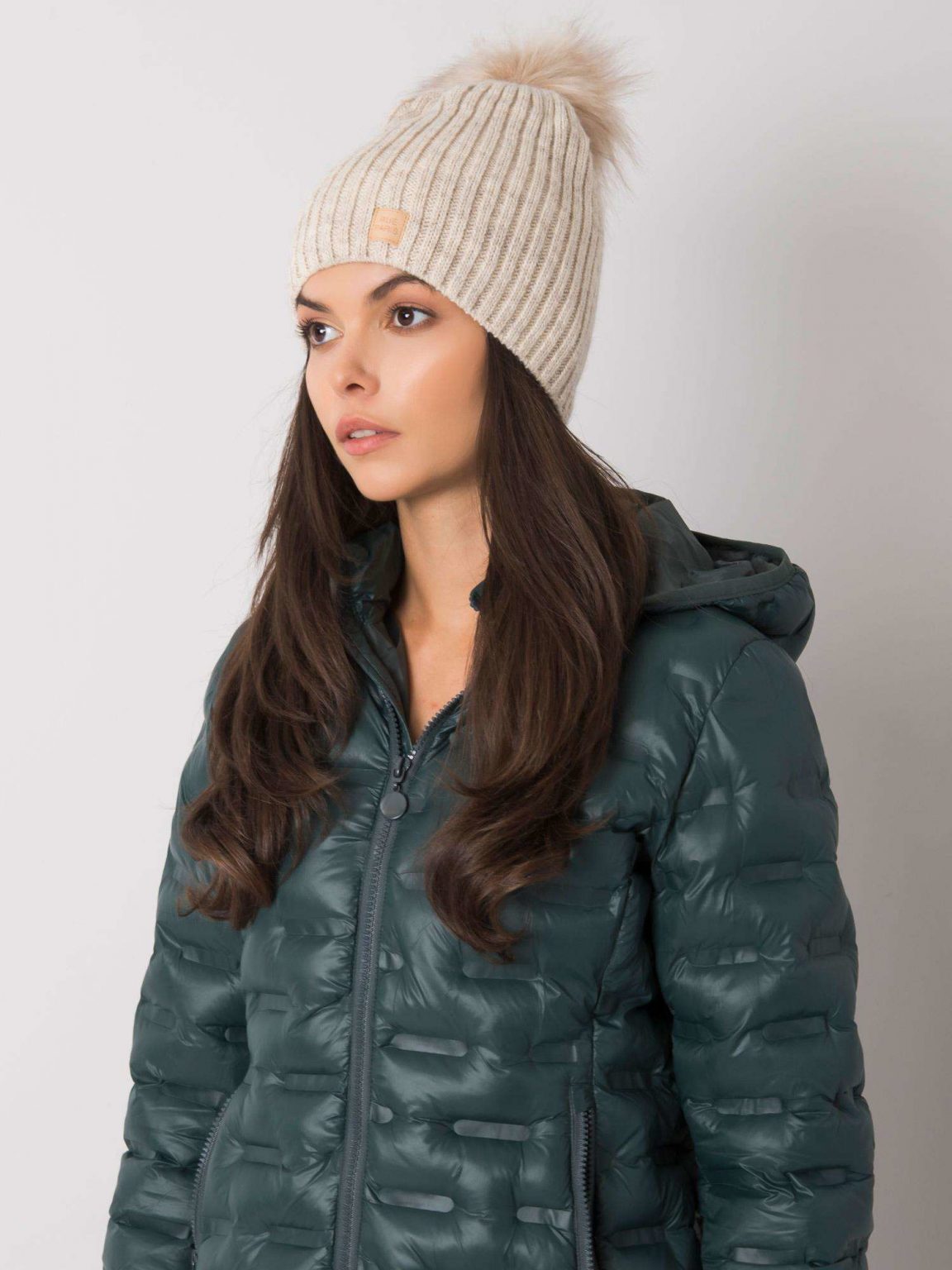 Beżowa ocieplana czapka damska z pomponem