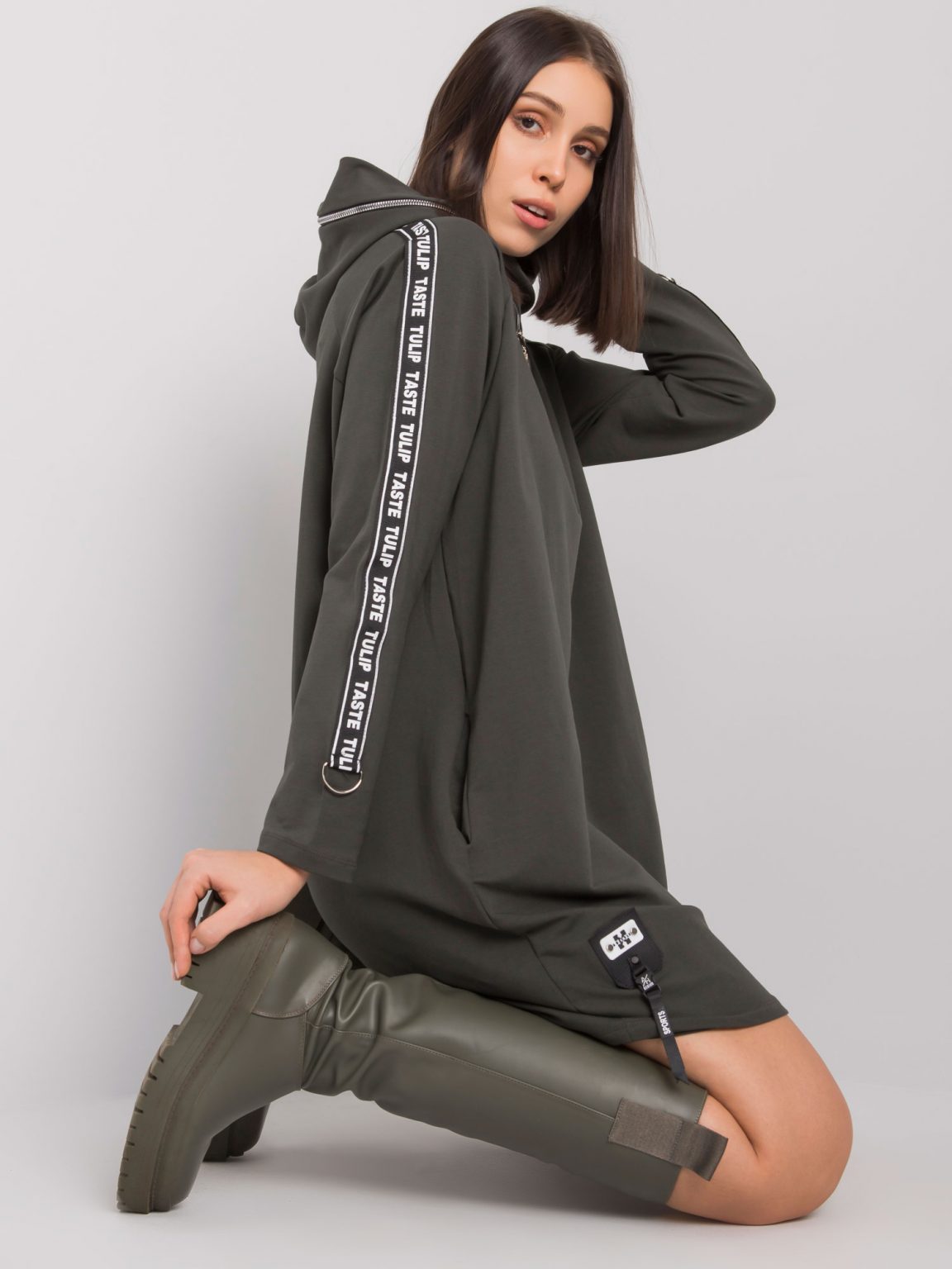Ciemna khaki sukienka plus size z kapturem Lorcan