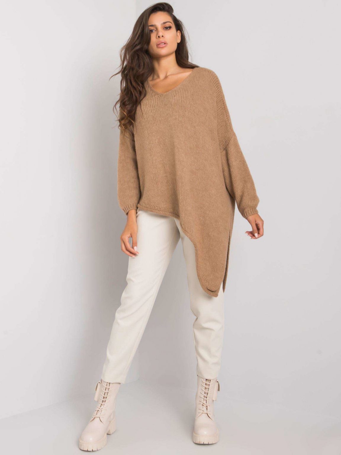 Camelowy sweter asymetryczny Idra OCH BELLA
