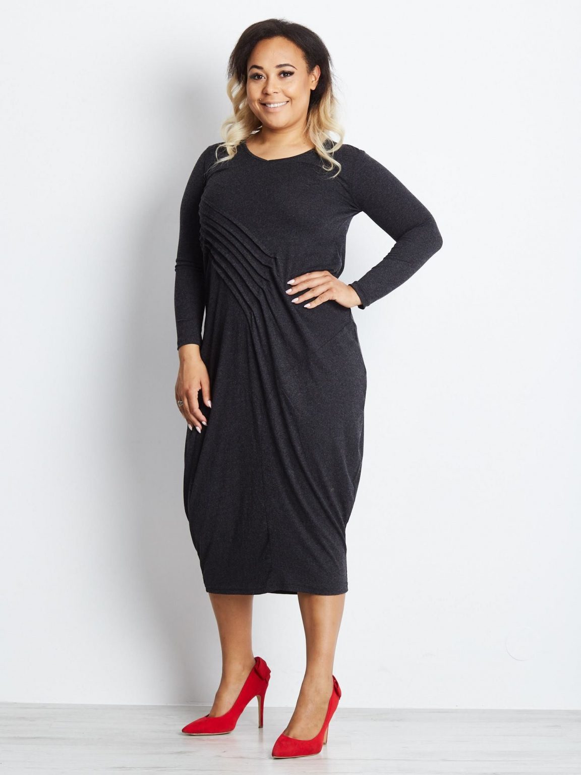 Grafitowa sukienka plus size Intimate