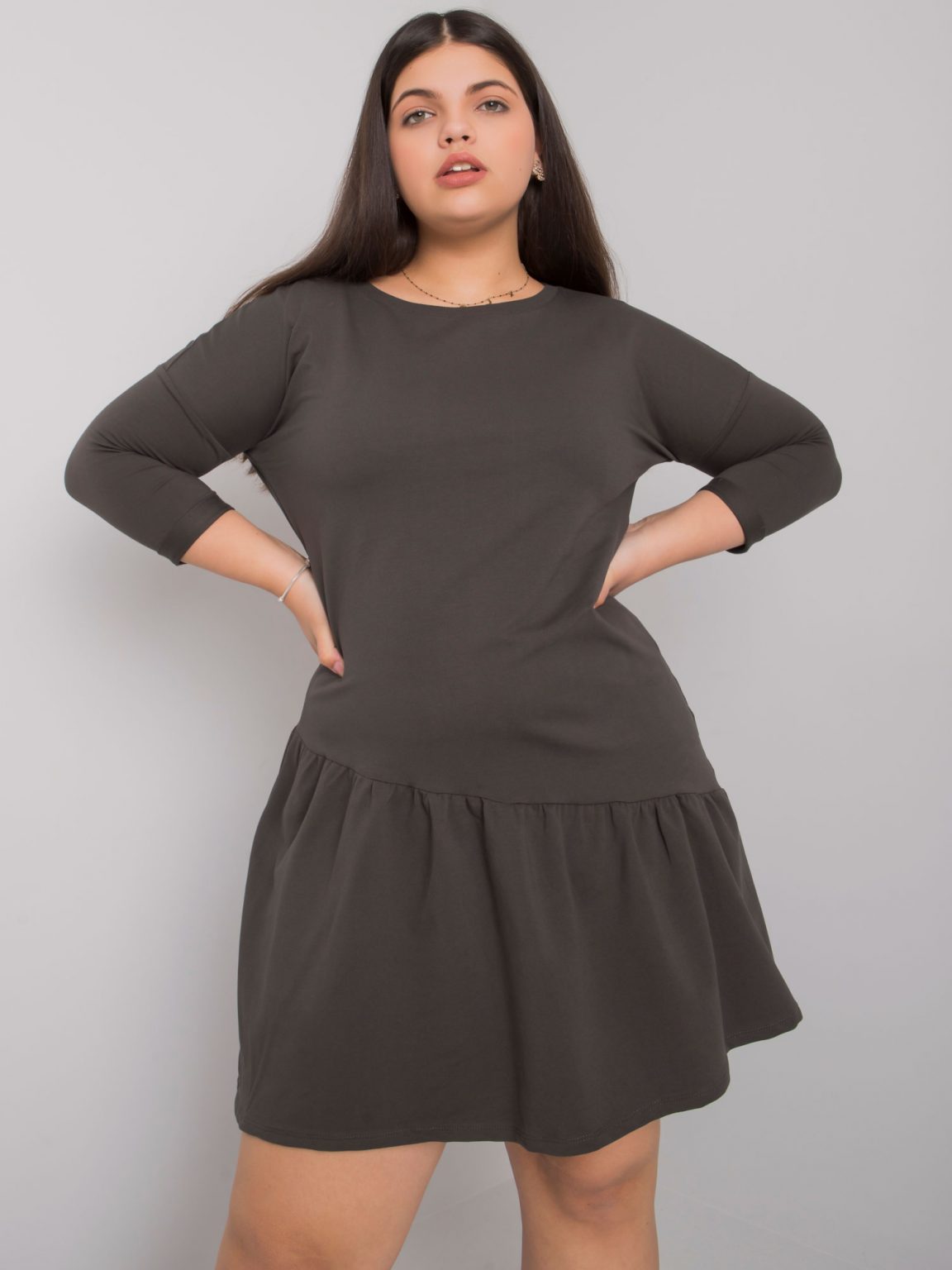 Ciemna khaki sukienka plus size z falbaną Linda