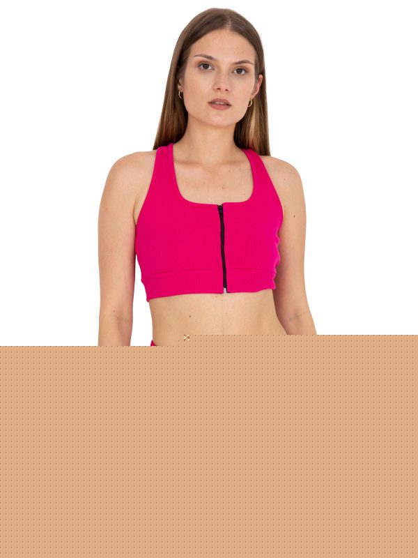 Fuksjowy prążkowany crop top basic z zapięciem RUE PARIS