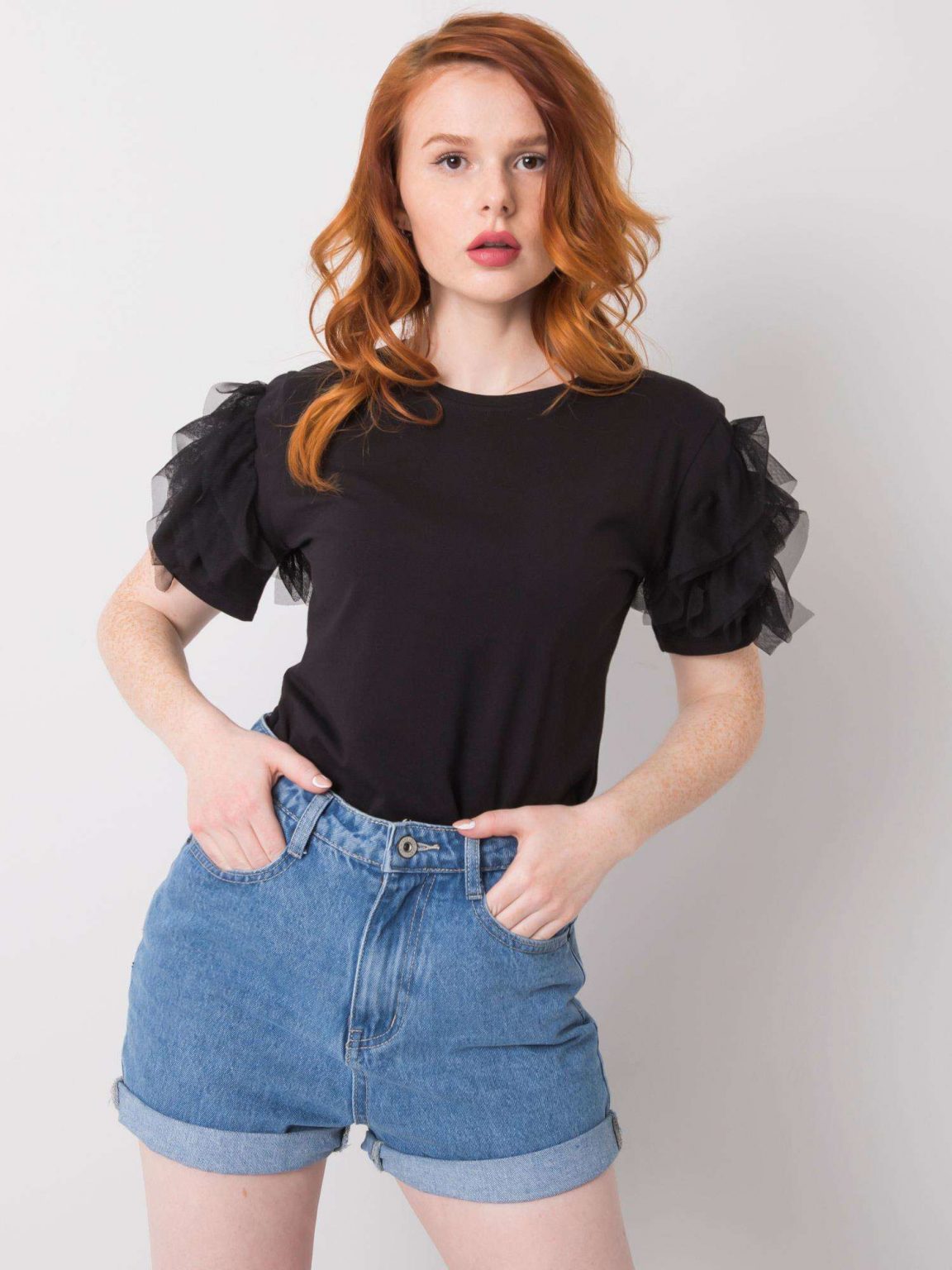 Czarny t-shirt z falbankami Maddison