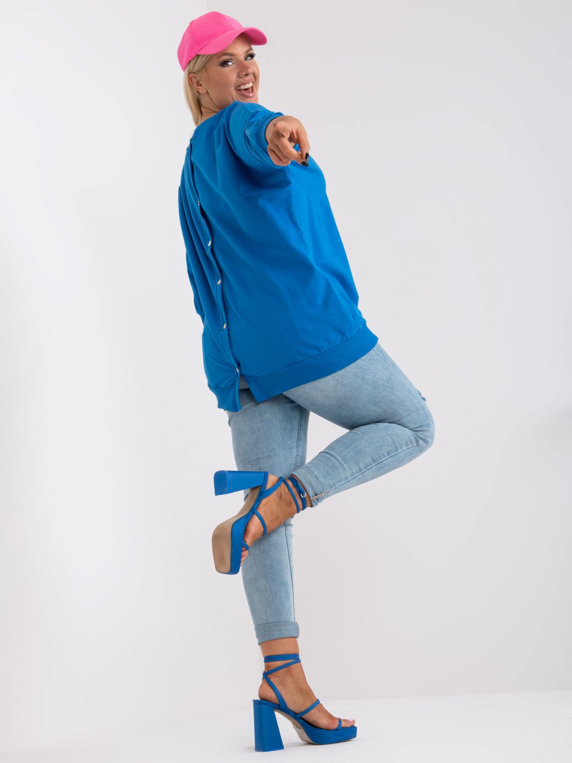 Ciemnoniebieska bluzka plus size z guzikami na plecach Odile