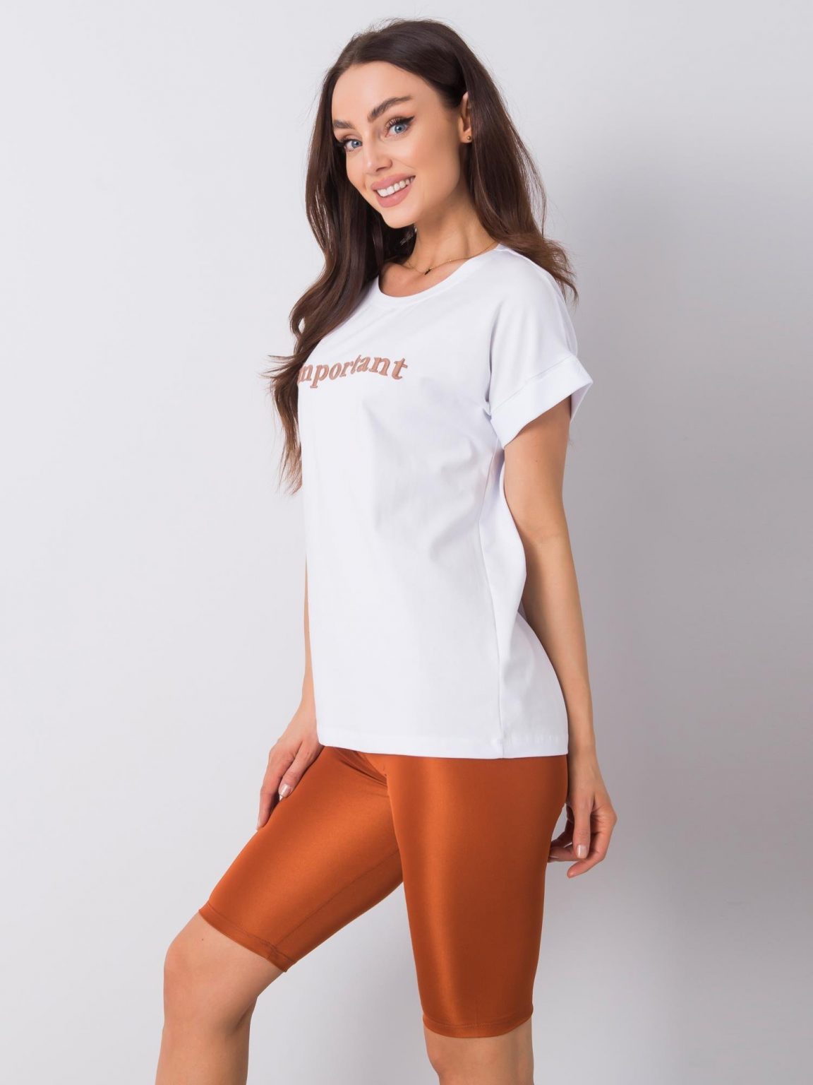 Biały t-shirt z napisem Saniyah