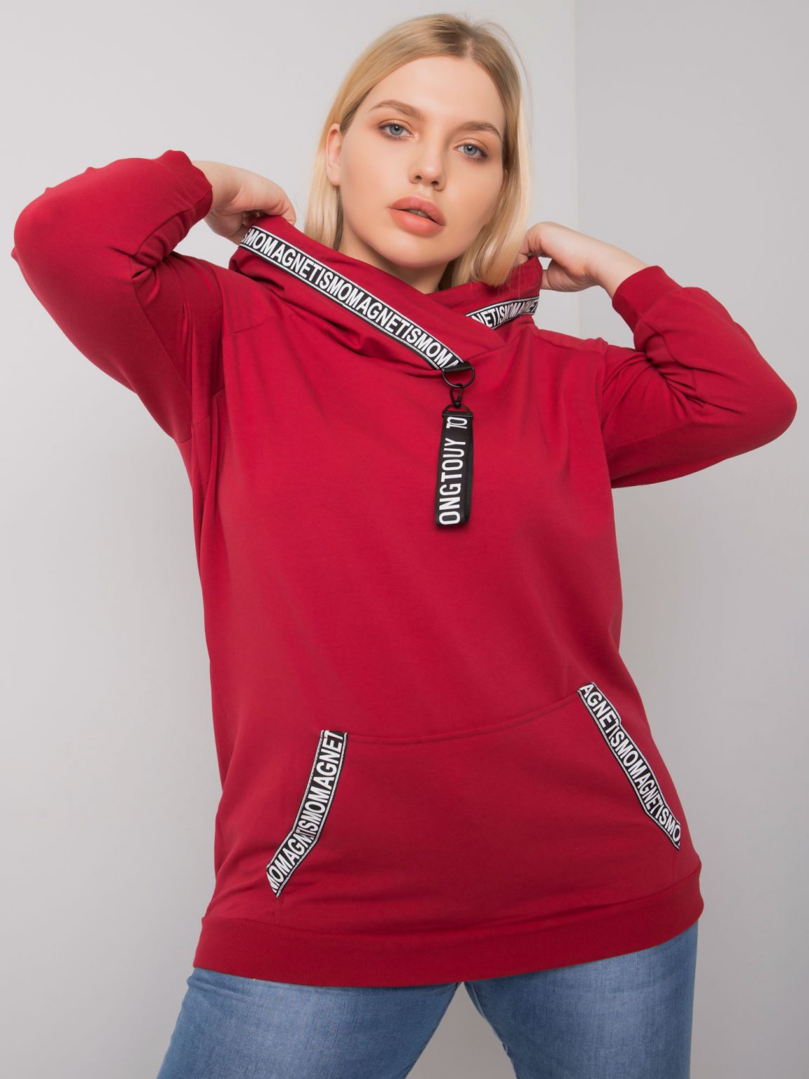 Bordowa bluza z kapturem plus size Jordynn