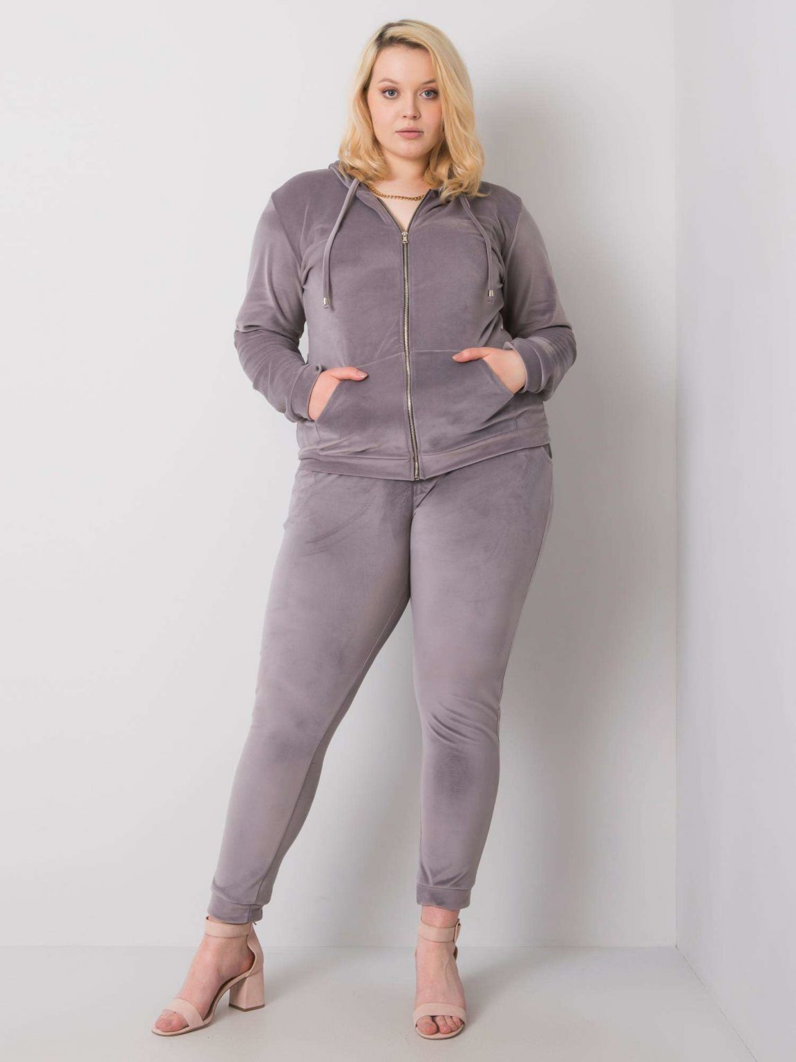 Ciemnoszary welurowy komplet plus size Michell