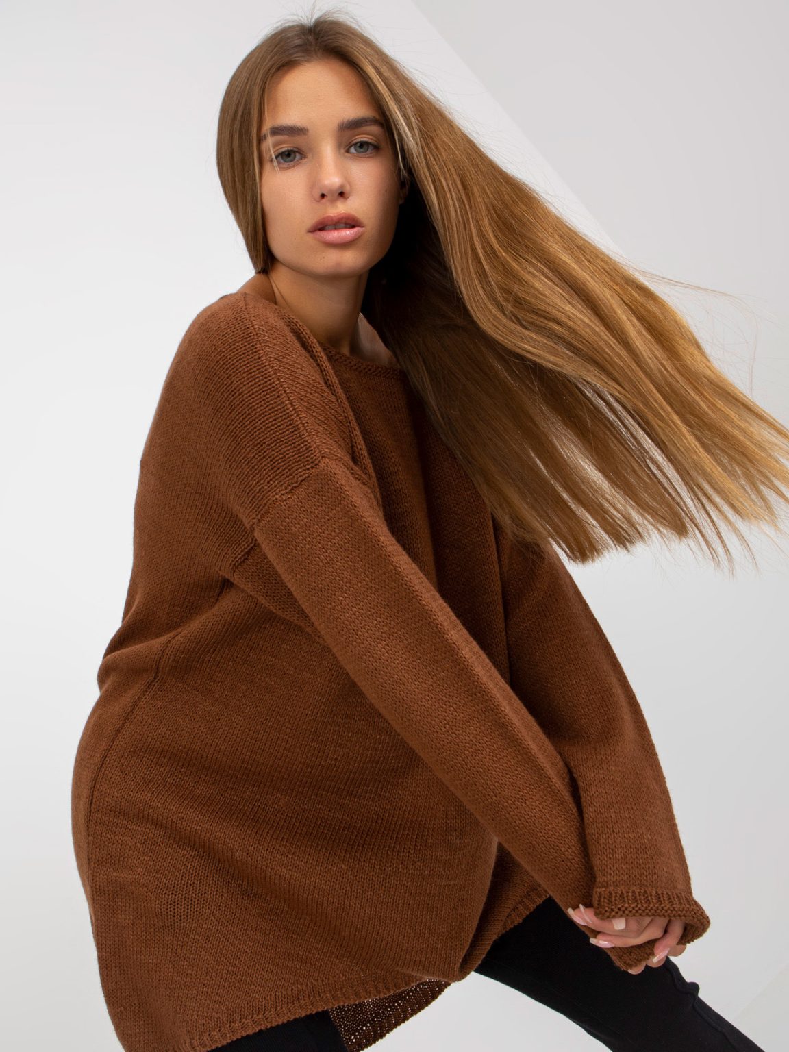 Hurtownia Brązowy sweter oversize z dłuższym tyłem OCH BELLA