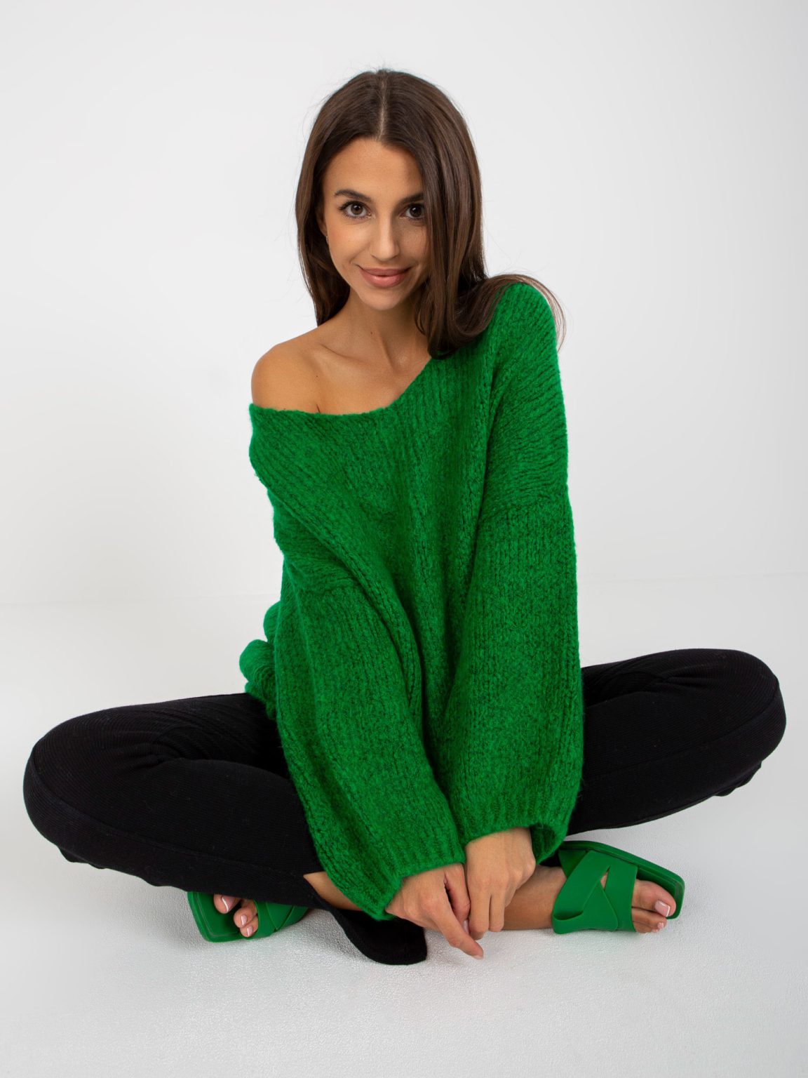 Hurtownia Zielony sweter oversize z dekoltem w serek RUE PARIS