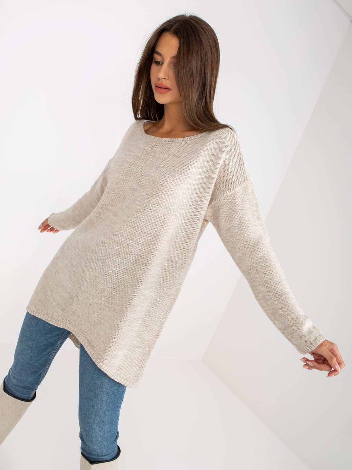 Hurtownia Beżowy sweter oversize o asymetrycznym kroju OCH BELLA