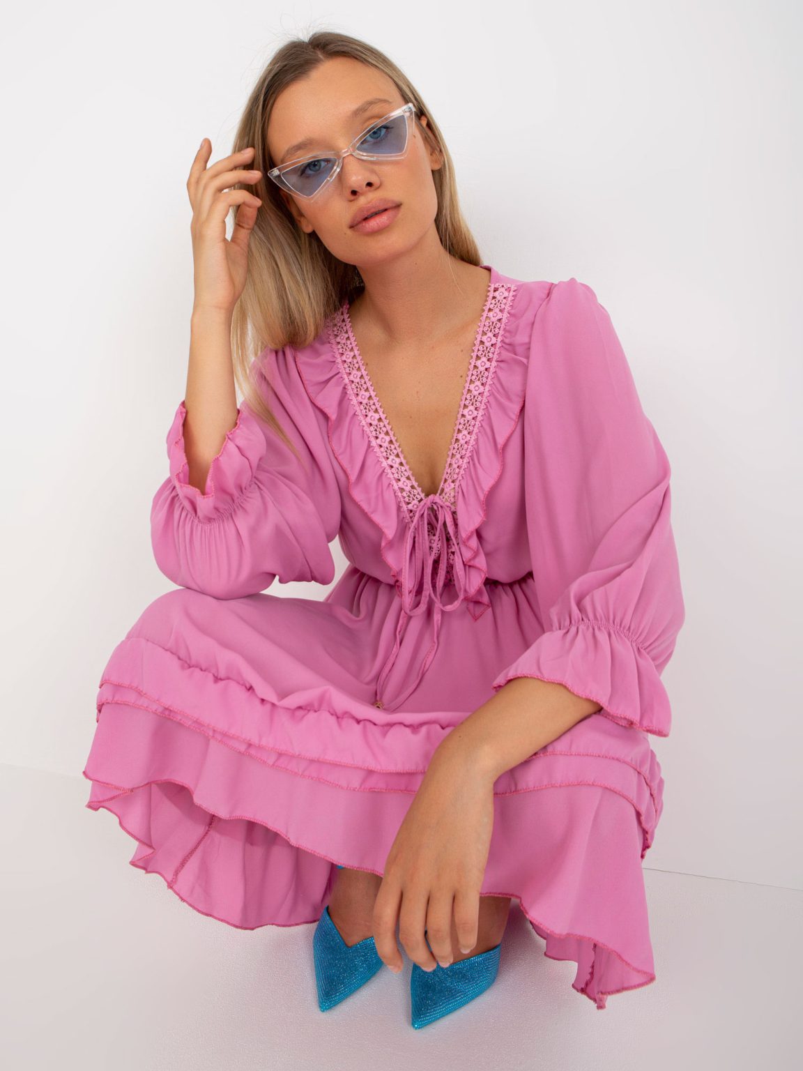 Hurtownia Różowa boho sukienka z falbaną o długości mini Winona OCH BELLA