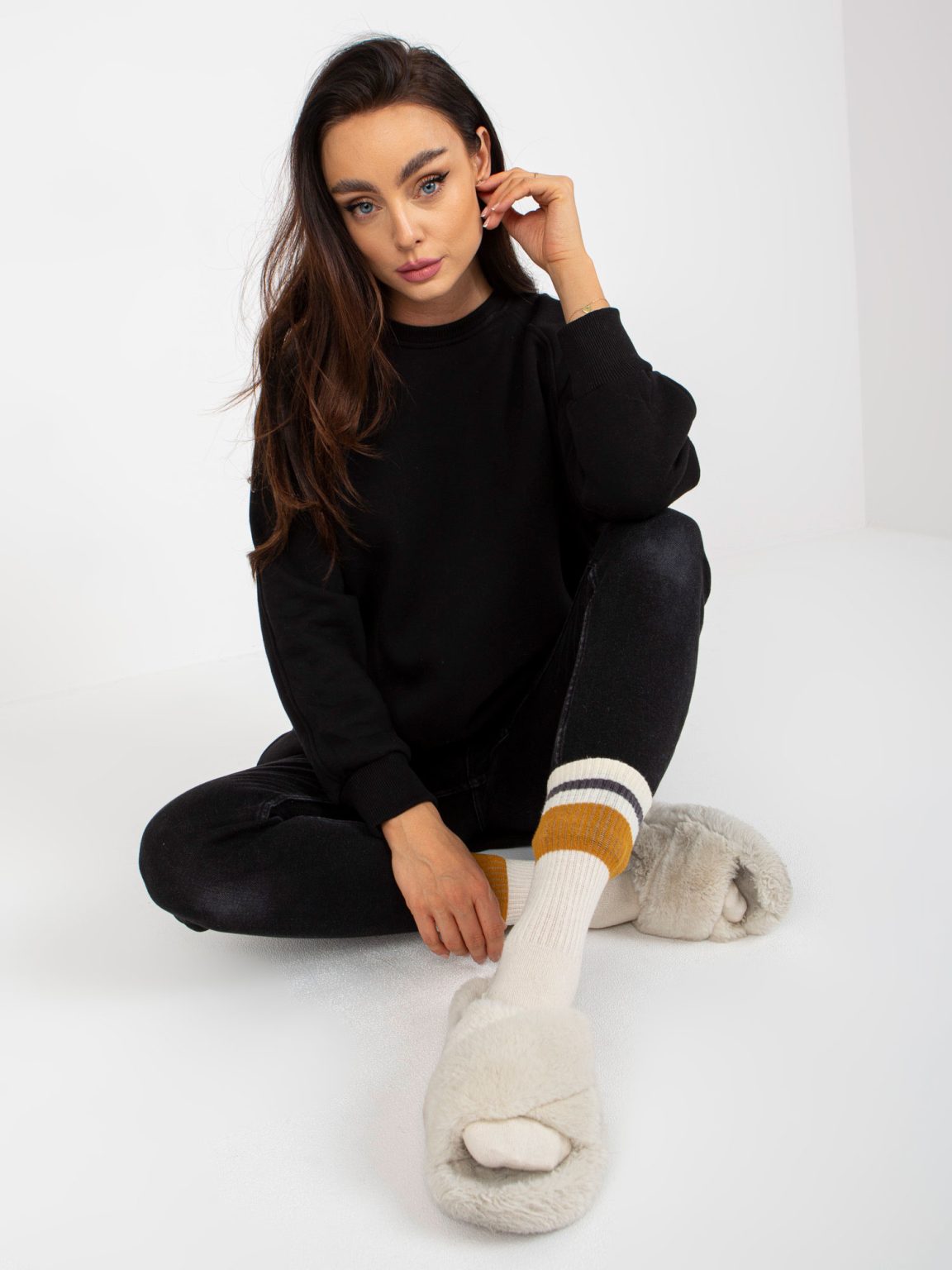 Hurtownia Czarna dresowa bluza bez kaptura oversize Remy
