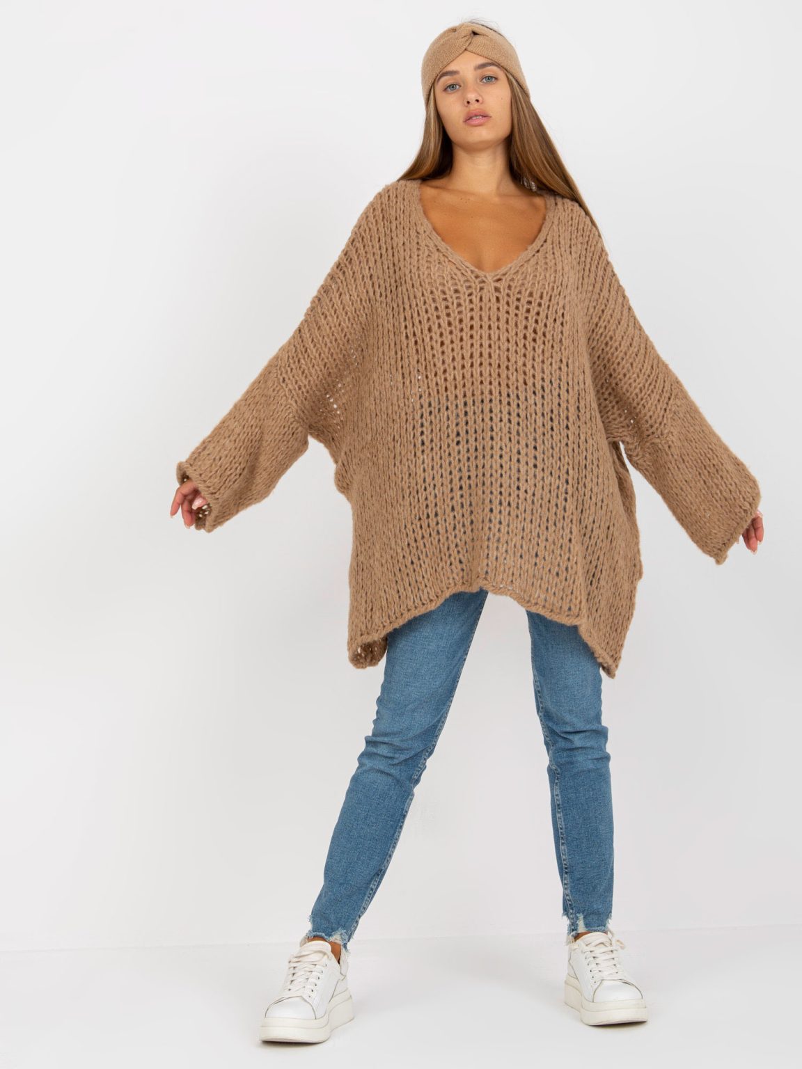 Hurtownia Ciemnobeżowy sweter oversize z dekoltem w serek OCH BELLA
