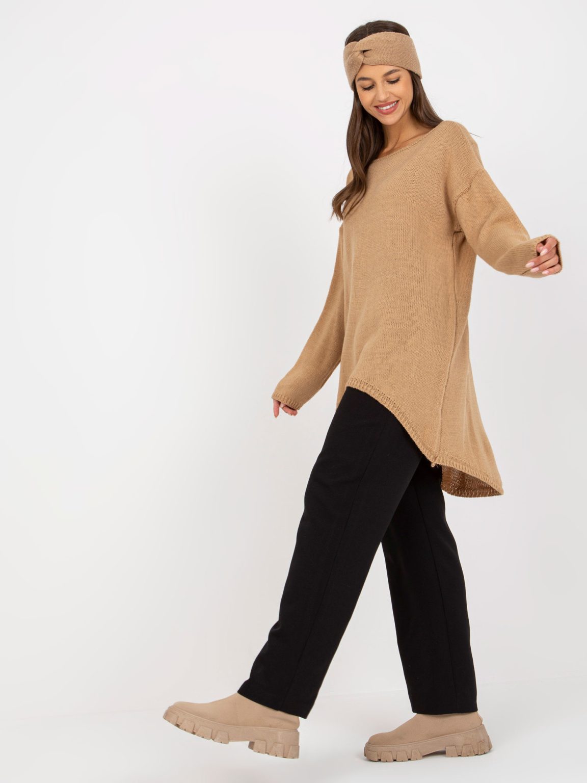 Hurtownia Camelowy sweter oversize z dekoltem w łódkę OCH BELLA