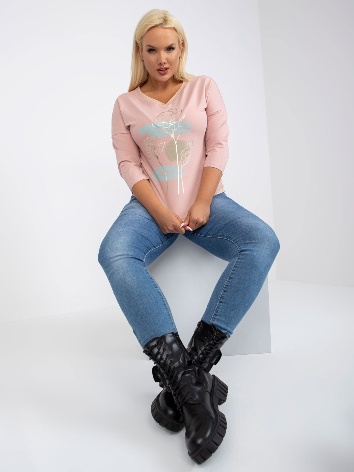 Hurtownia Jasnoróżowa bluzka plus size z nadrukiem i aplikacją