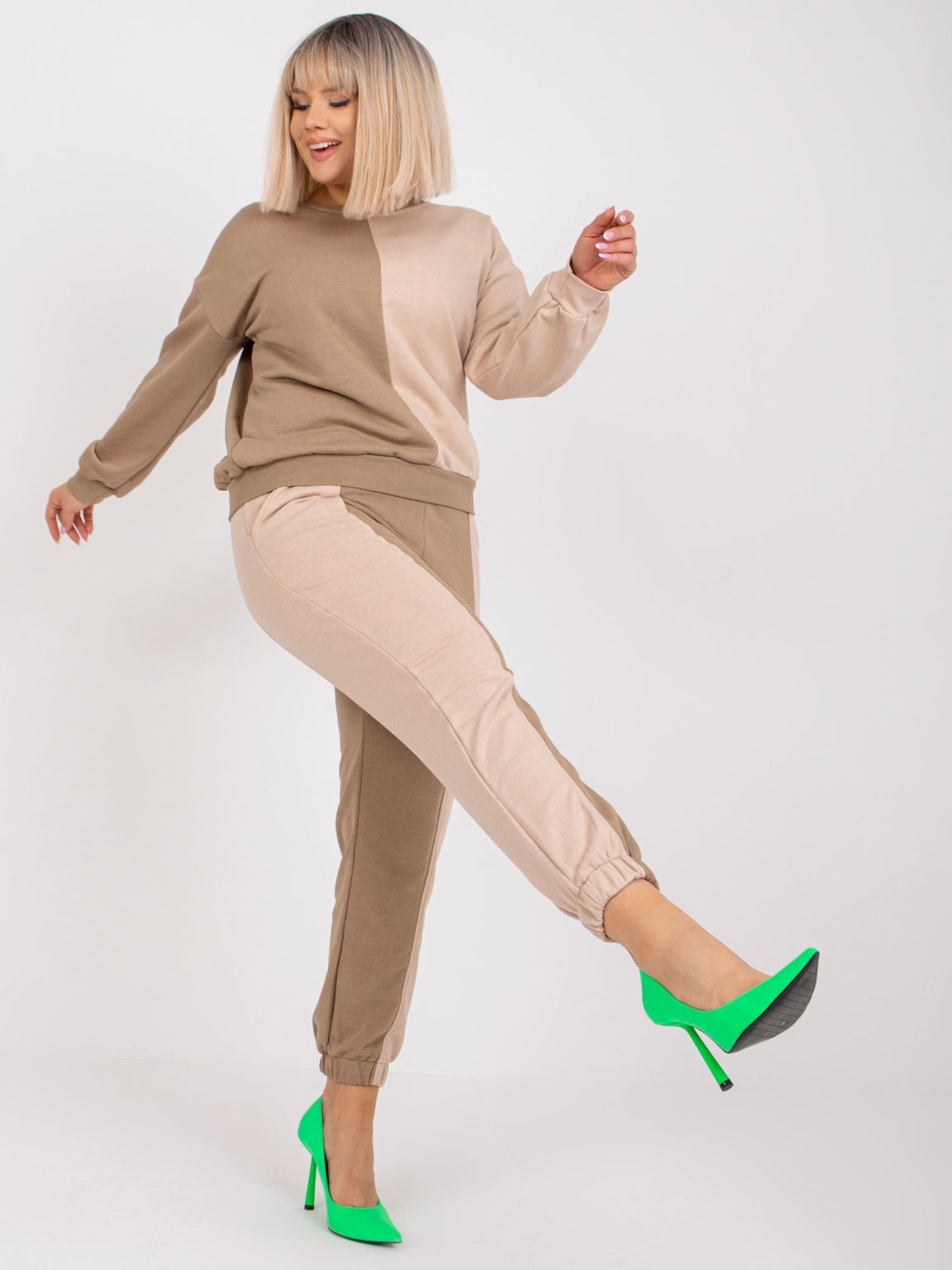 Hurtownia Beżowy komplet dresowy plus size ze spodniami Amishi