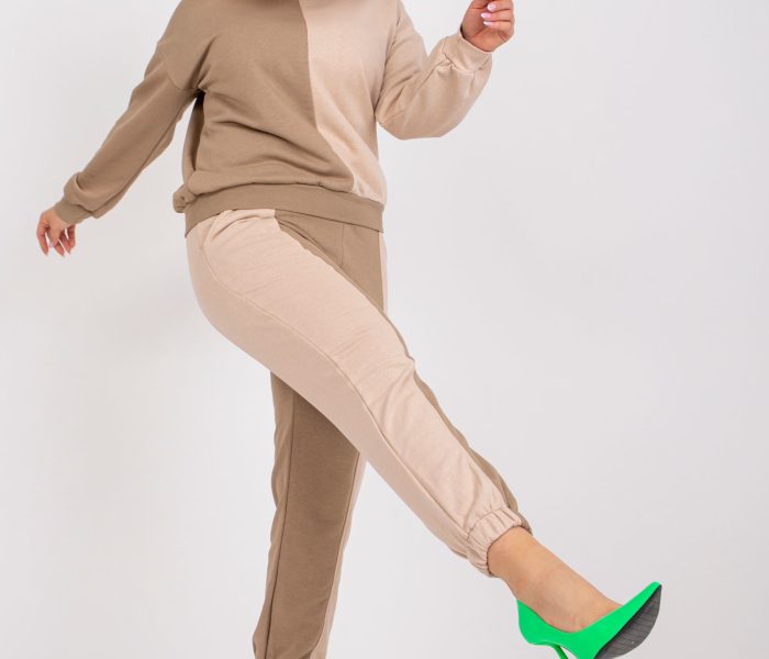 Hurtownia Beżowy komplet dresowy plus size ze spodniami Amishi