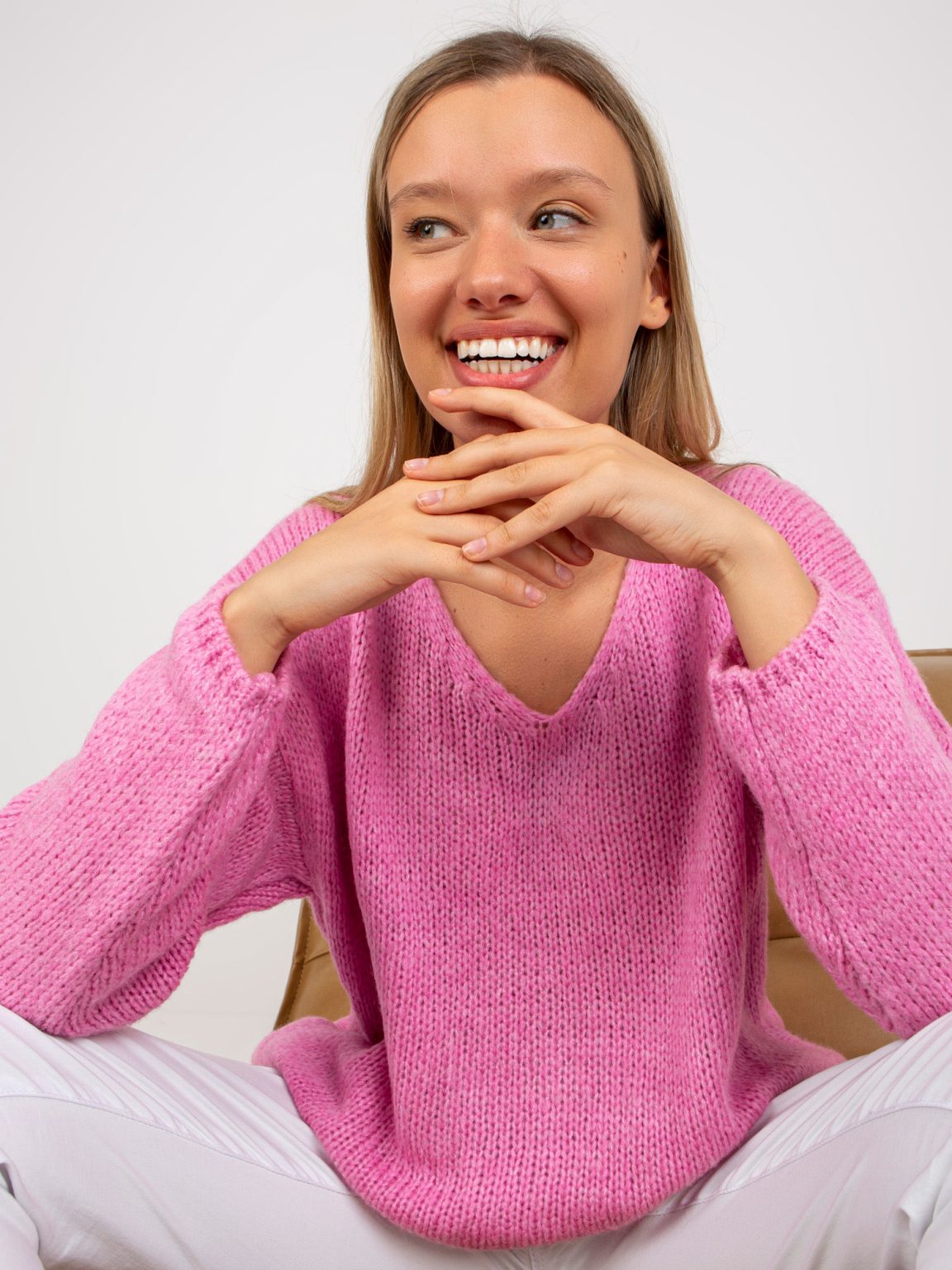 Hurtownia Różowy sweter oversize z dekoltem w serek Stella OCH BELLA