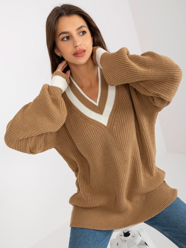 Hurtownia Camelowy dłuższy sweter oversize z dekoltem V RUE PARIS