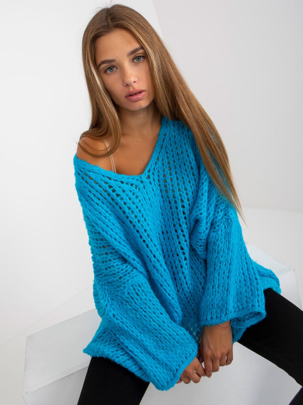 Hurtownia Niebieski sweter oversize z szerokim rękawem OCH BELLA