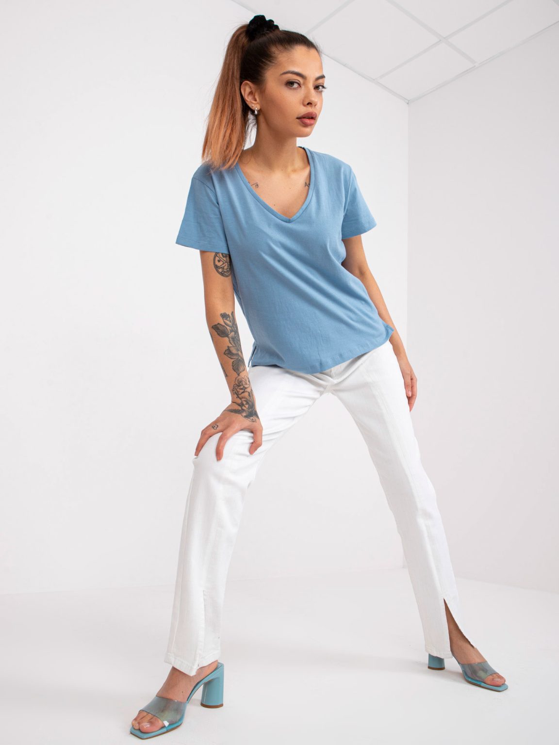 Hurtownia Jasnoniebieski t-shirt V-neck damski Salina MAYFLIES