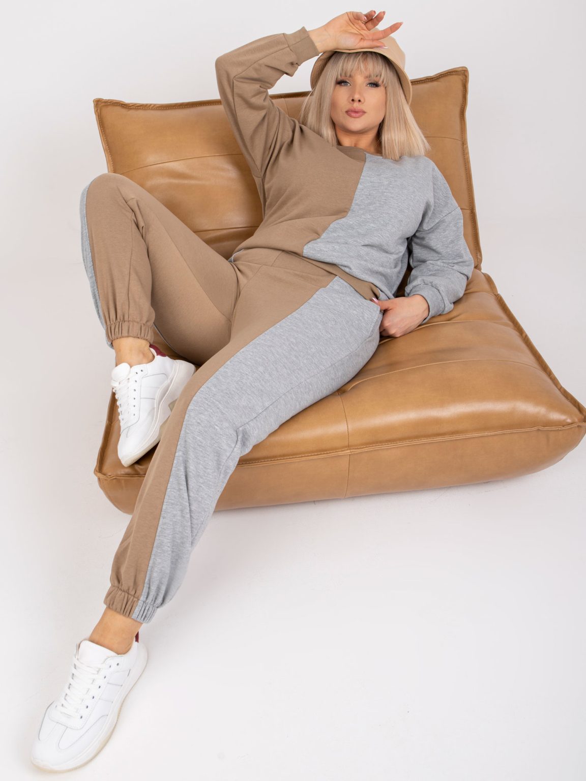 Hurtownia Ciemnobeżowo-szary bawełniany komplet dresowy plus size Amishi