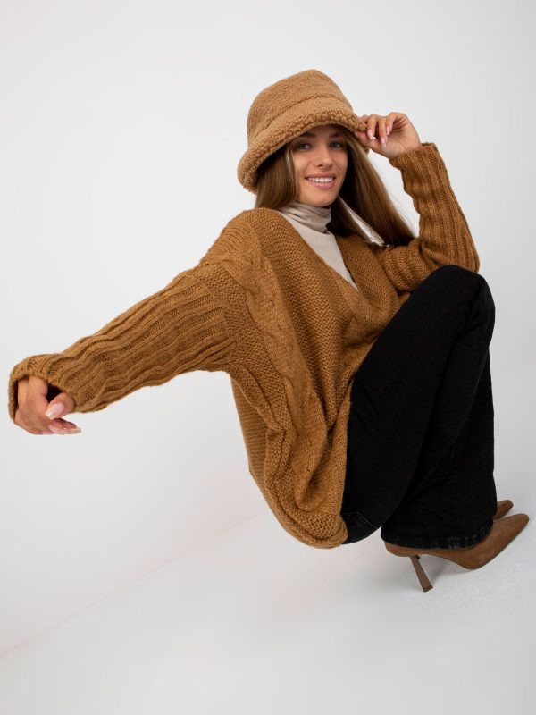 Hurtownia Camelowy sweter oversize z dekoltem w serek OCH BELLA