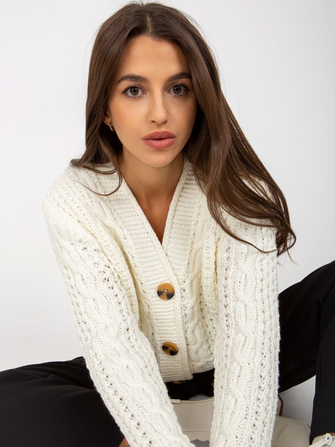 Hurtownia Ecru dzianinowy sweter rozpinany z warkoczami RUE PARIS